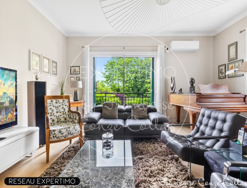 Salon d’une maison à vendre Intérieur d'une maison à vendre avec salon lumineux et mobilier moderne.
