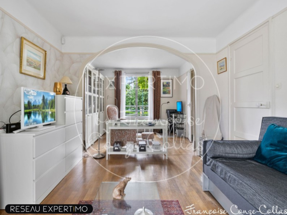 Intérieur d'une maison à vendre avec salon et bureau lumineux.