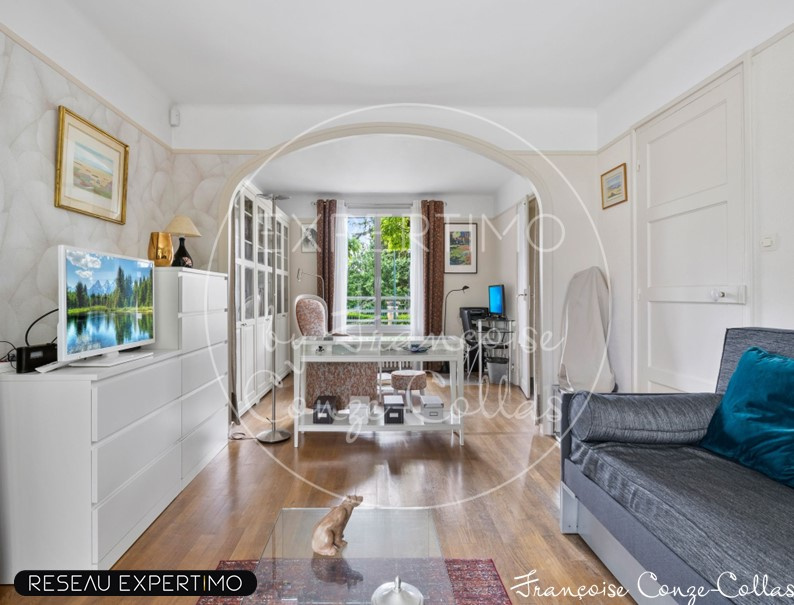 Intérieur d’une maison à Marnes-la-Coquette Intérieur d'une maison à vendre avec salon et bureau lumineux.