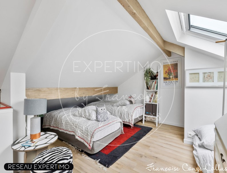 Chambre à vendre dans une maison à Marnes-la-Coquette Chambre mansardée avec deux lits simples et décoration moderne.