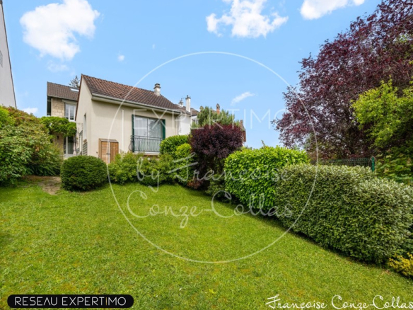 Maison non mitoyenne avec jardin à Marnes-la-Coquette, située au calme près de la gare de Vaucresson.