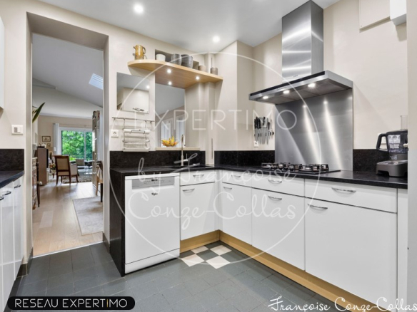 Cuisine moderne et bien équipée dans une maison à vendre à Marnes-la-Coquette.