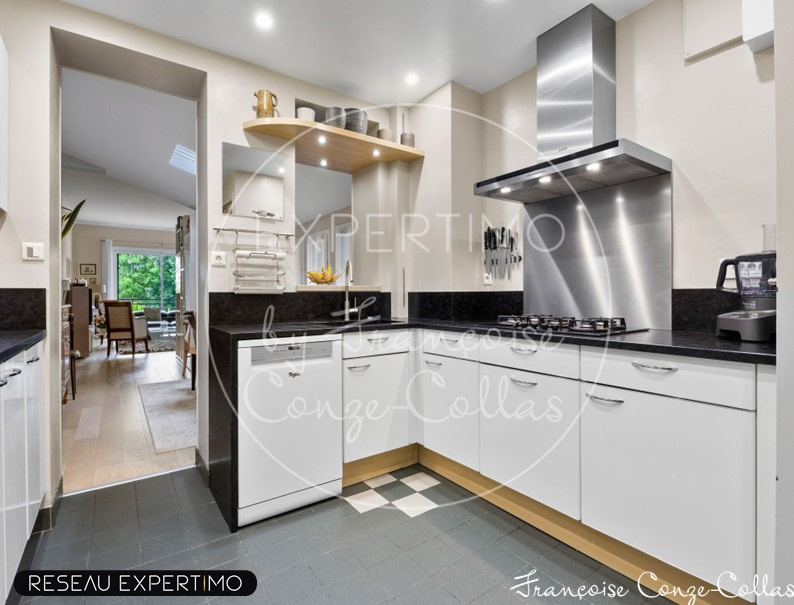 Cuisine d’une maison à vendre Cuisine moderne et bien équipée dans une maison à vendre à Marnes-la-Coquette.