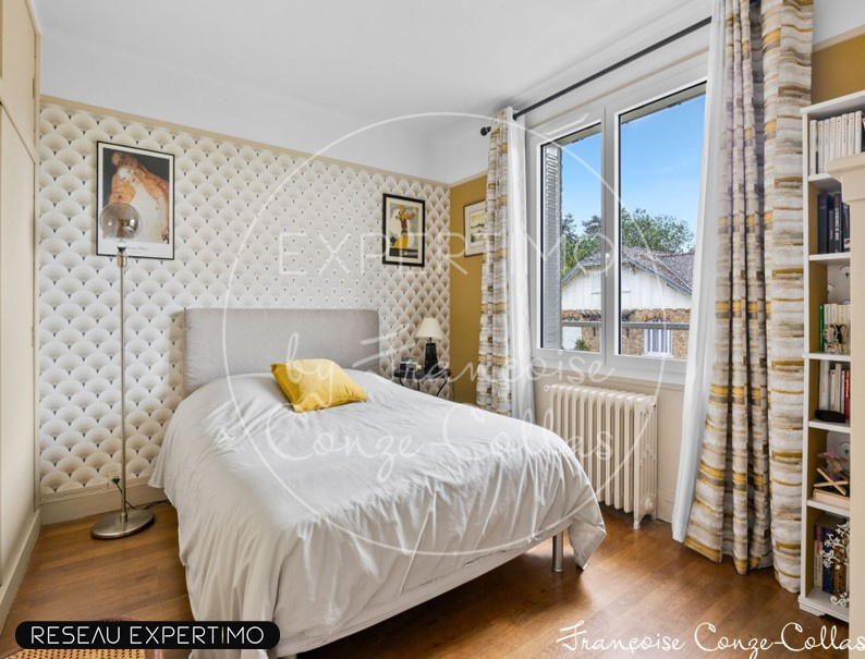Chambre d’une maison à vendre Chambre d'une maison à vendre, avec un lit simple et des murs décorés.