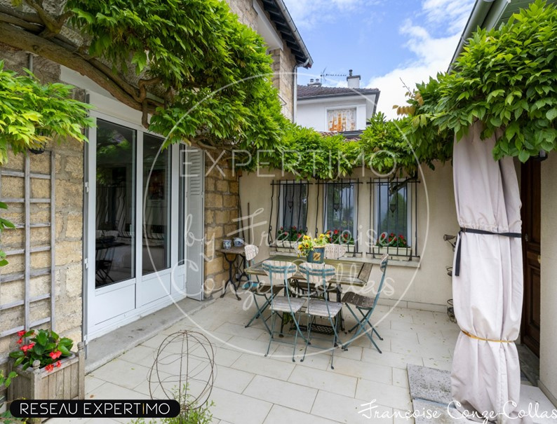 Terrasse d’une maison à vendre Terrasse d'une maison à vendre avec mobilier de jardin, entourée de verdure.