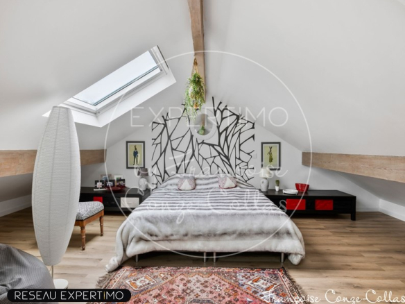 Chambre sous les combles avec velux et décoration moderne.