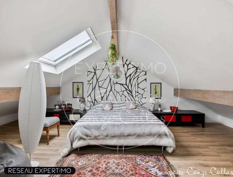 Chambre sous combles à Marnes-la-Coquette Chambre sous les combles avec velux et décoration moderne.