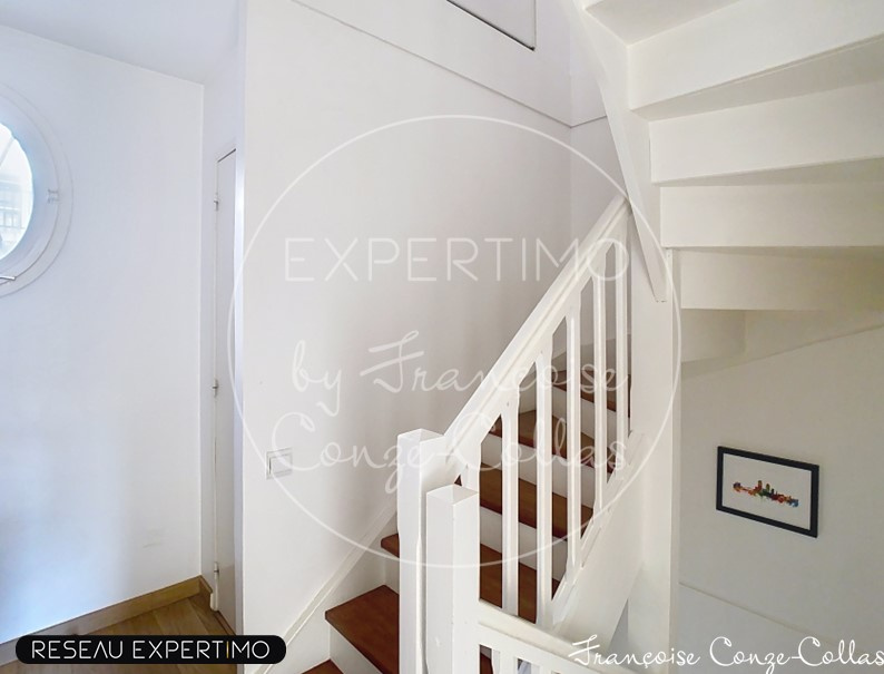 Escalier intérieur d’une maison au Chesnay Escalier intérieur d'une maison familiale au Chesnay, murs clairs et lumière naturelle.
