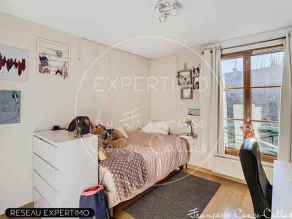 Chambre d'une maison familiale avec lit simple et rangement, lumière naturelle à Le Chesnay.