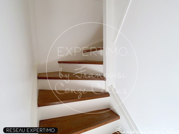 Escalier en bois menant à l'étage d'une maison familiale au Chesnay.
