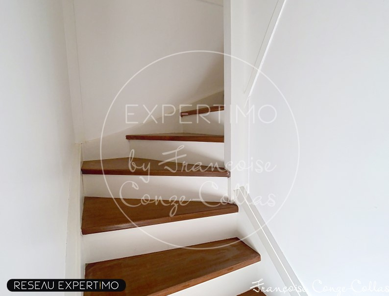 Escalier d’une maison au Chesnay Escalier en bois menant à l'étage d'une maison familiale au Chesnay.