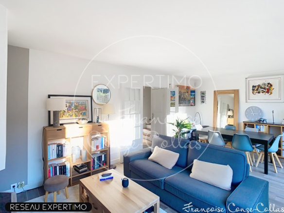 Intérieur d'une maison familiale avec salon, salle à manger et cuisine, décoration moderne et lumineuse.