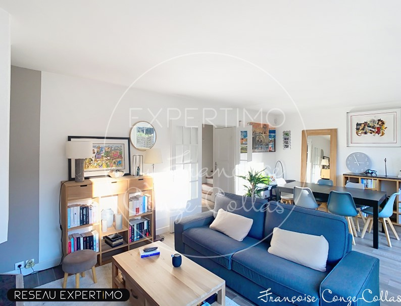 Intérieur d’une maison familiale au Chesnay Intérieur d'une maison familiale avec salon, salle à manger et cuisine, décoration moderne et lumineuse.