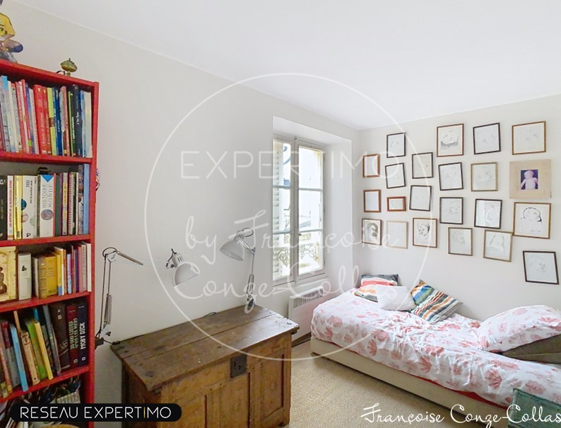 Chambre duplex à Versailles Chambre d'un appartement duplex à Versailles avec bibliothèque et lit.