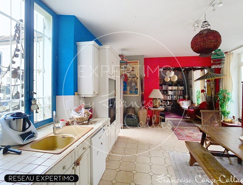 Cuisine d’un duplex à Versailles Cuisine ouverte sur une salle à manger dans un duplex à Versailles, avec lumière naturelle et décoration chaleureuse.
