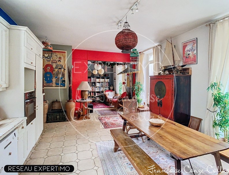 Duplex charmant à Versailles Intérieur d'un duplex à Versailles avec cuisine ouverte et salle à manger, décor chaleureux.