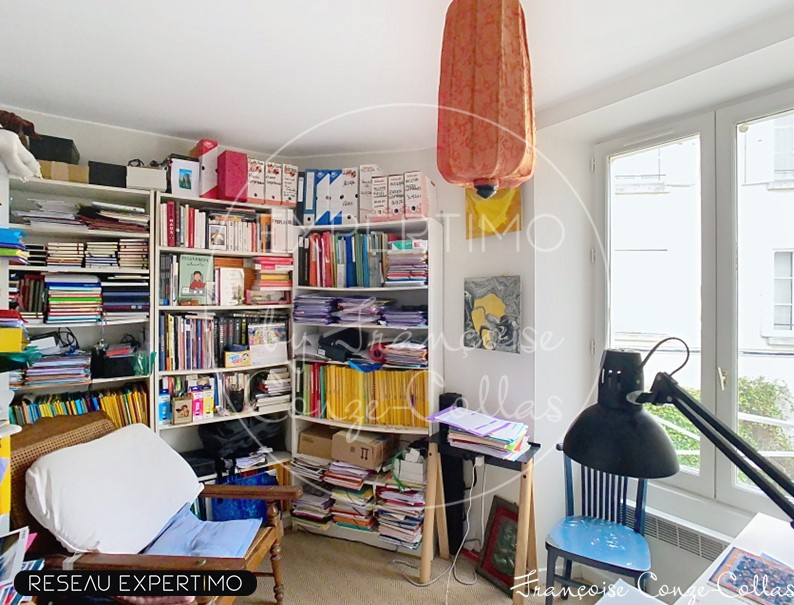 Bureau dans un duplex à Versailles Bureau avec étagères remplies de livres et documents dans un duplex à Versailles.