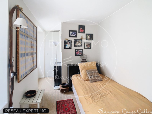 Chambre d'un appartement duplex à Versailles avec un lit simple et des photos au mur.