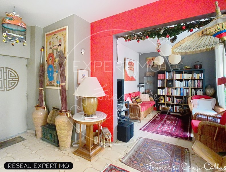 Intérieur d’un duplex à Versailles Intérieur d'un duplex à Versailles avec salon et décoration chaleureuse.