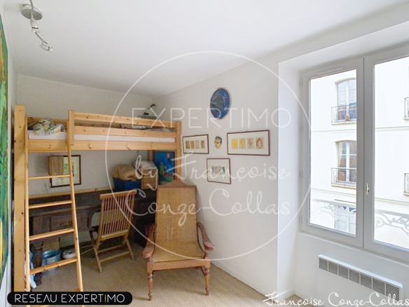 Chambre d'un duplex à Versailles avec lit superposé et mobilier en bois.