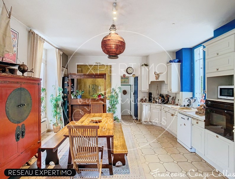 Cuisine d’un duplex à Versailles Cuisine ouverte sur la salle à manger dans un duplex à Versailles, avec mobilier en bois et lumière naturelle.