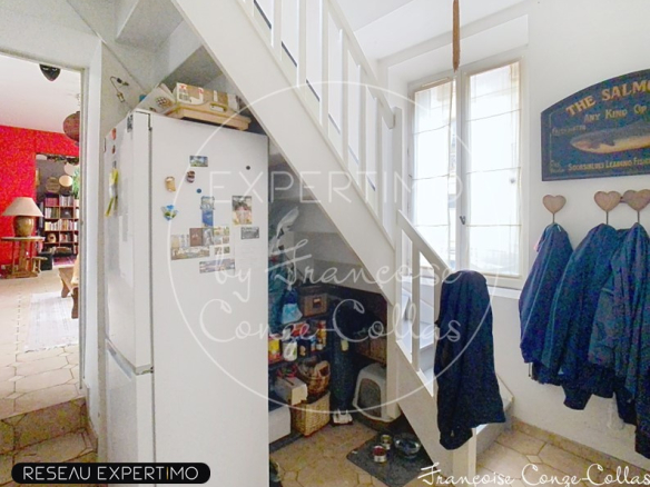 Cuisine ouverte avec escalier dans un duplex à Versailles, 109m2, 4/5 chambres.