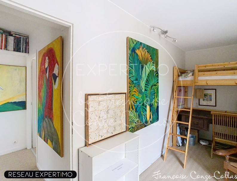 Intérieur d’un duplex à Versailles Intérieur d'un duplex à Versailles avec des œuvres d'art sur les murs et un espace de vie lumineux.