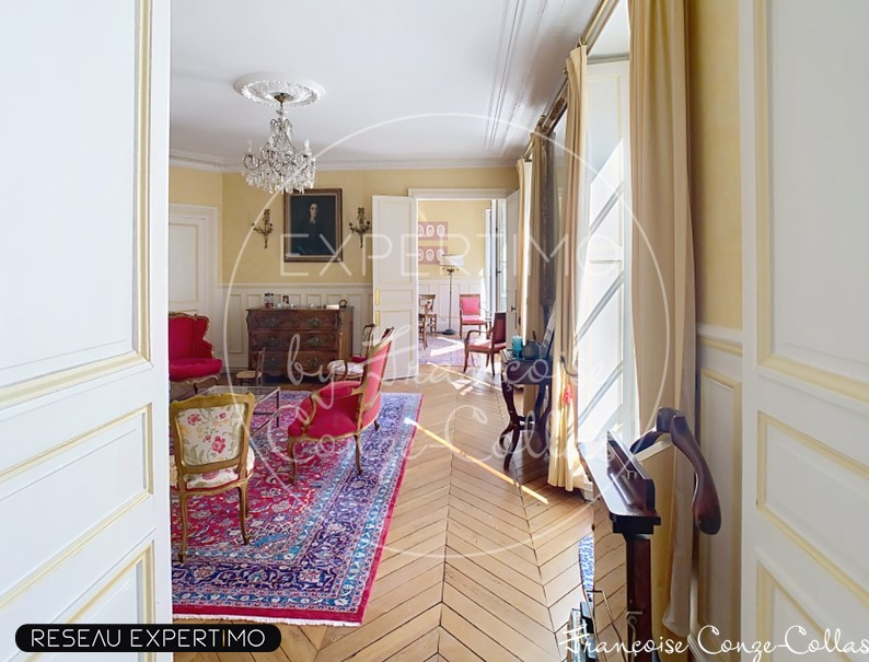 Appartement familial à Versailles Intérieur d'un appartement ancien à Versailles avec un hall d'entrée et un salon décoré.