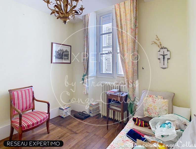 Chambre d’appartement à Versailles Chambre d'un appartement ancien à Versailles avec mobilier et décoration classique.