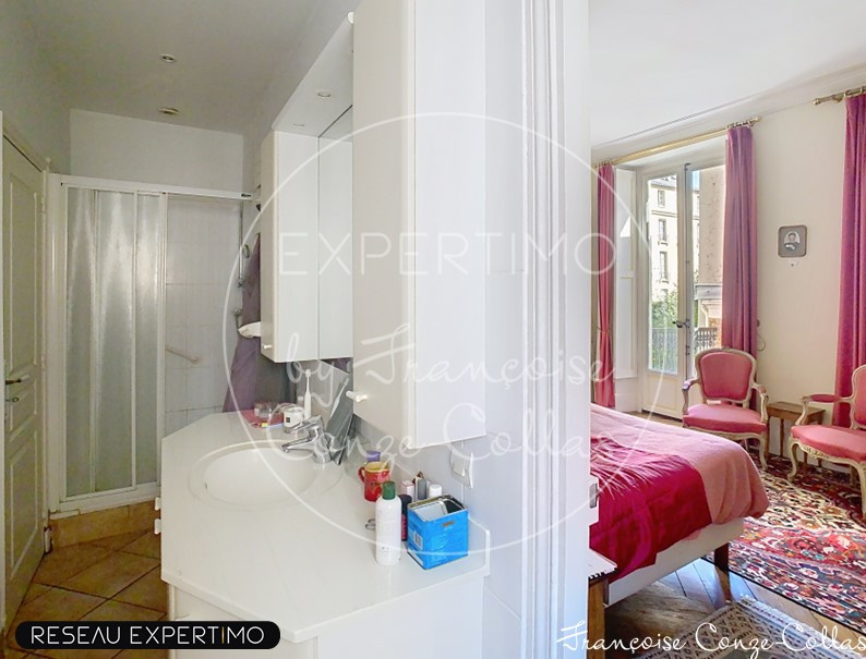 Appartement familial à Versailles Salle de bain et chambre d'un appartement ancien à Versailles, avec lumière naturelle et décoration classique.