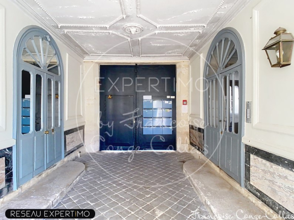Entrée d'un immeuble ancien avec portes doubles et boîtes aux lettres à Versailles.