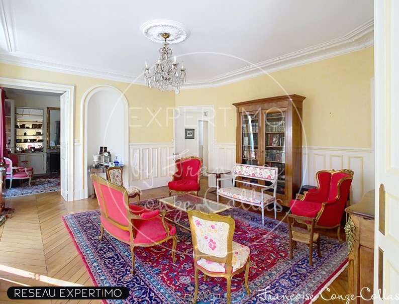 Salon d’un appartement à Versailles Salon spacieux avec mobilier ancien et tapis, dans un appartement à Versailles.
