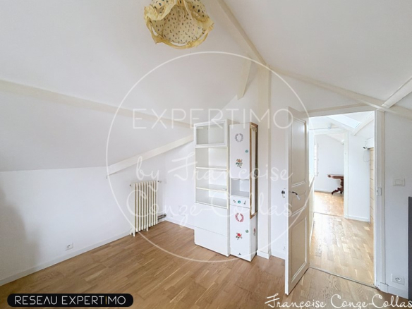 Interior of a millstone house with a mansard ceiling and a bright living space.