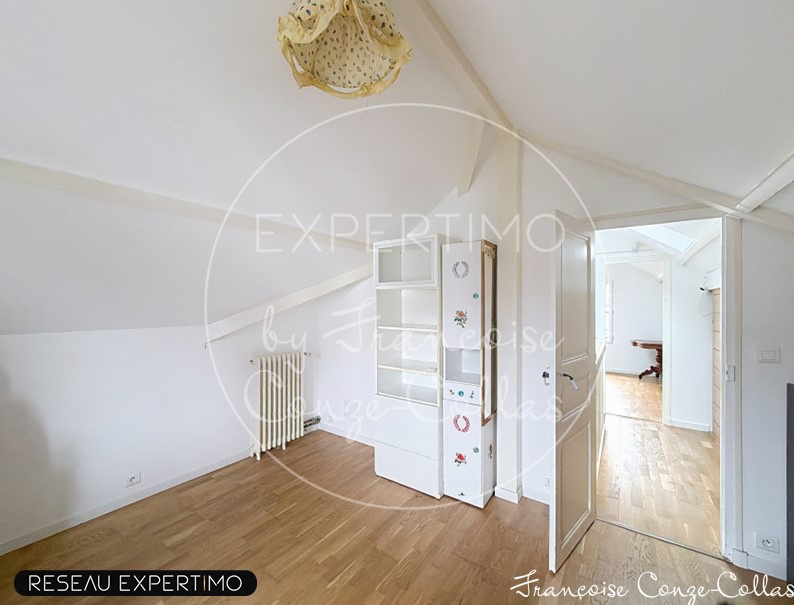 Interior of a millstone house with a mansard ceiling and a bright living space.