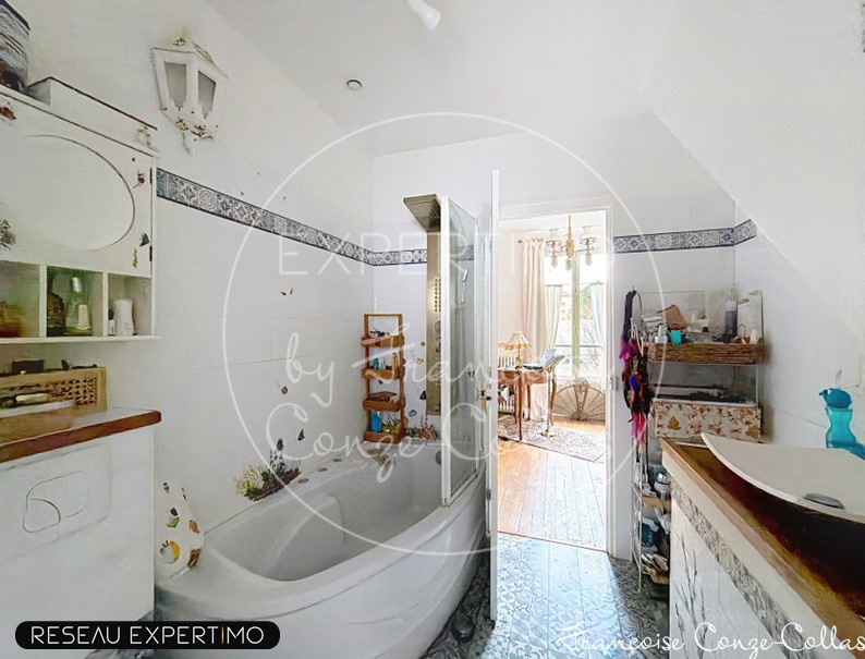 Bathroom with bathtub and white decor, millstone house in Chaville.