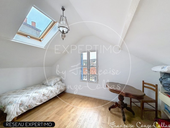 Attic room with bed and table in Chaville