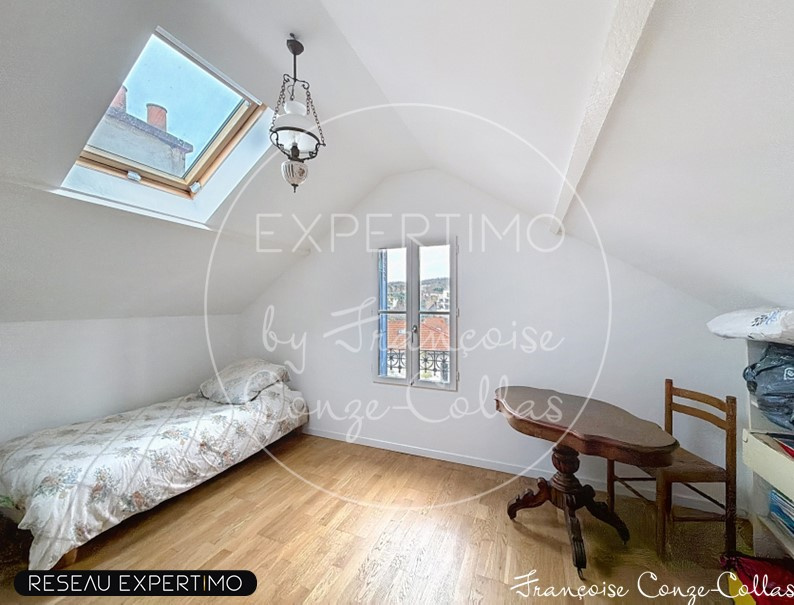 Attic room with bed and table in Chaville