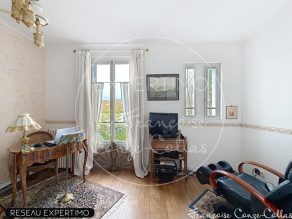 Interior of a millstone house with a bright living room and windows.