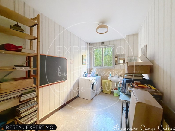 Intérieur d'un appartement familial avec une buanderie et un tableau noir.
