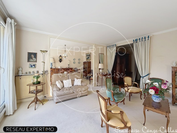 Salon spacieux d'un appartement familial à Versailles avec mobilier classique.
