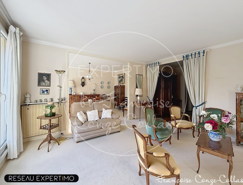 Salon spacieux d'un appartement familial à Versailles avec mobilier classique.