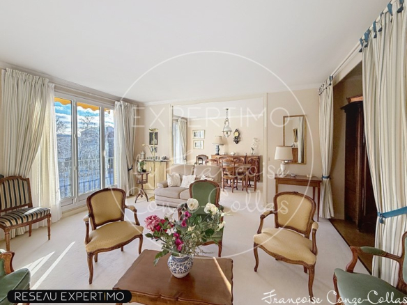 Salon spacieux d'un appartement familial à Versailles avec mobilier élégant et lumière naturelle.