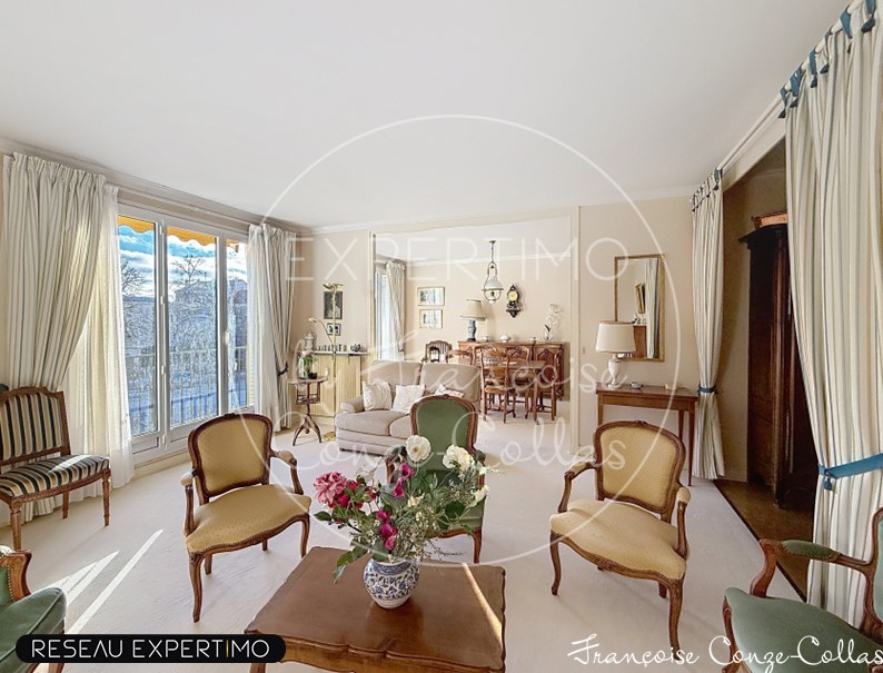 Salon spacieux d'un appartement familial à Versailles avec mobilier élégant et lumière naturelle.