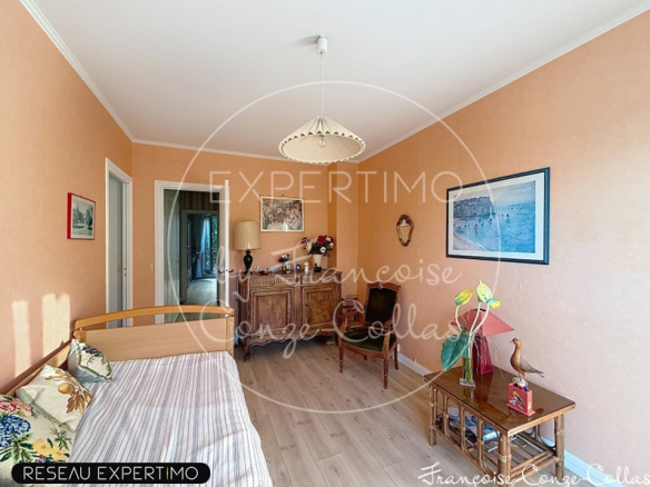 Intérieur d'un appartement familial à Versailles avec un salon et des meubles en bois.