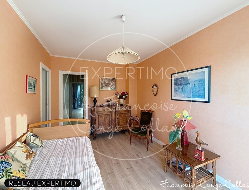 Intérieur d'un appartement familial à Versailles avec un salon et des meubles en bois.