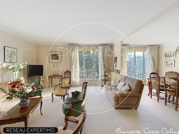 Salon spacieux d'un appartement familial à Versailles avec mobilier classique.