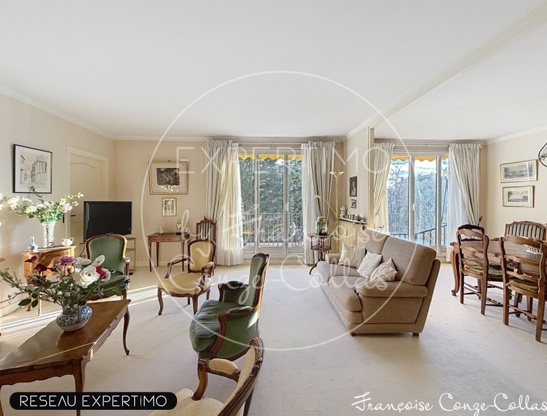 Salon spacieux d'un appartement familial à Versailles avec mobilier classique.
