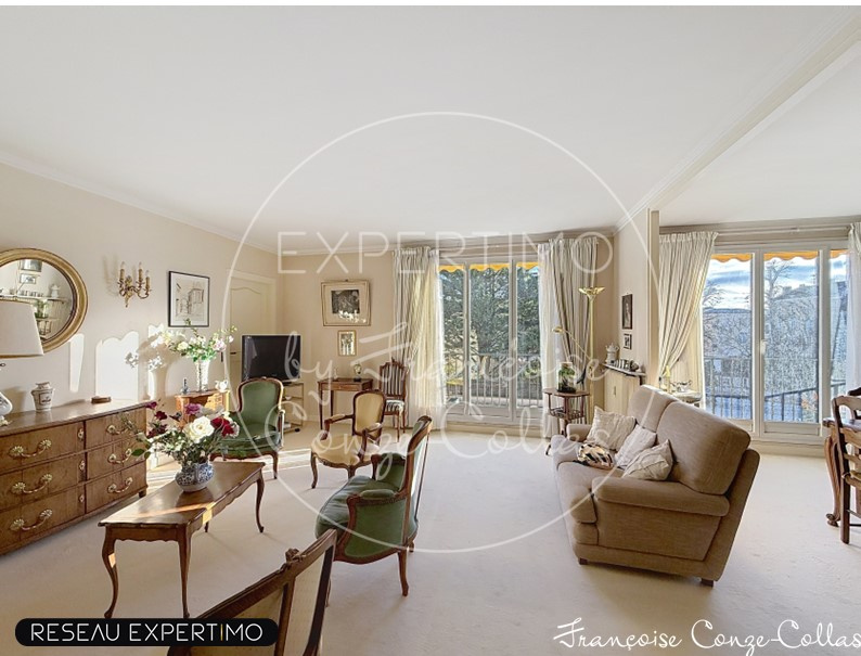 Salon spacieux d'un appartement familial à Versailles avec mobilier élégant et lumière naturelle.