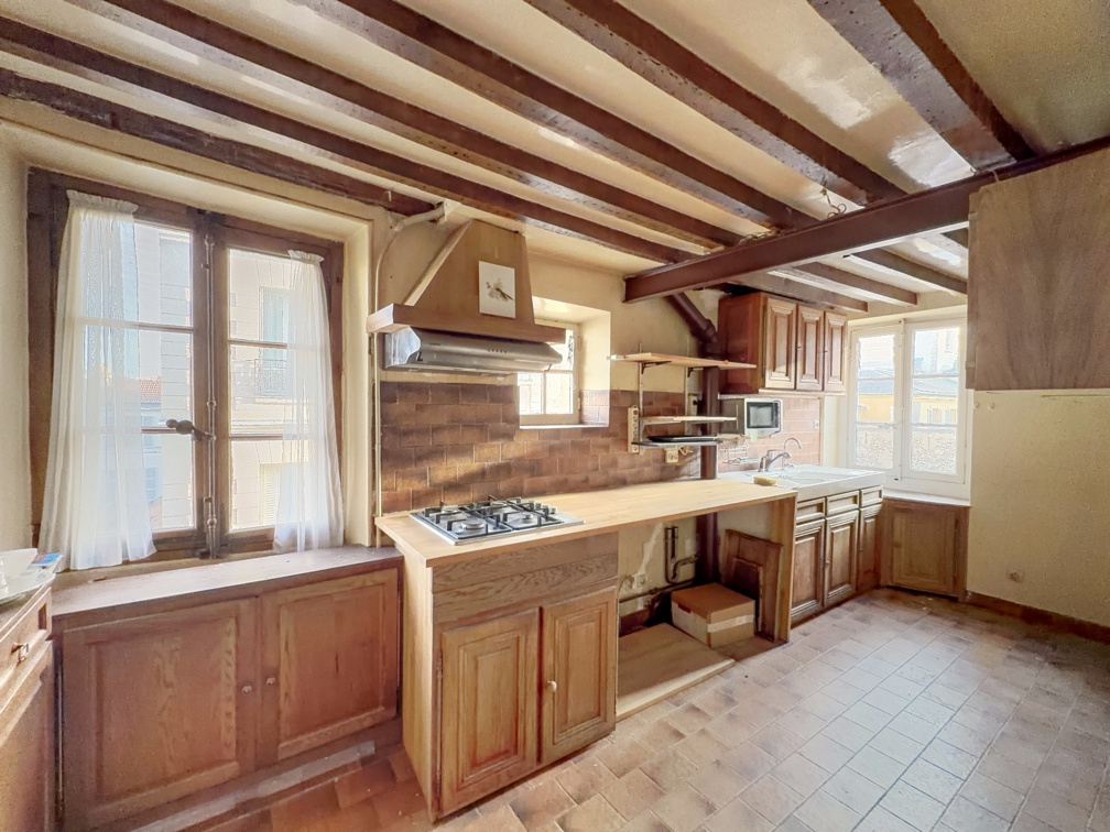 Cuisine d’appartement à Versailles Cuisine d'un appartement de charme à Versailles avec poutres apparentes et éléments en bois.