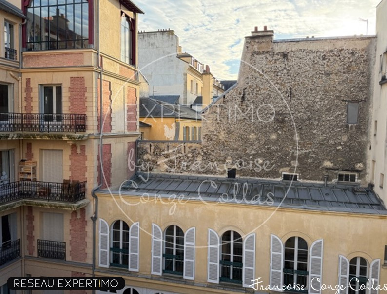 Vue depuis un appartement à Versailles Vue sur des bâtiments historiques depuis un appartement à Versailles, avec balcons et fenêtres.